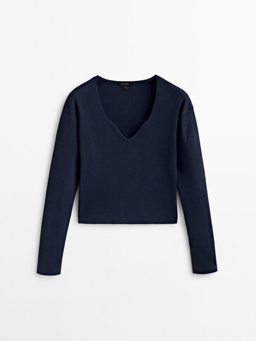 Ribbed sweater with detail on the neckline
