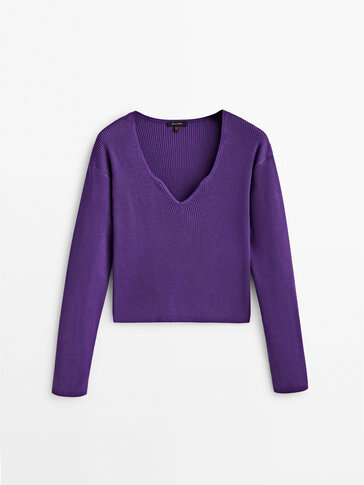 Ribbed sweater with detail on the neckline