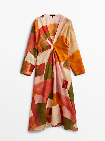 Długa sukienka z ramii z kolorowym nadrukiem