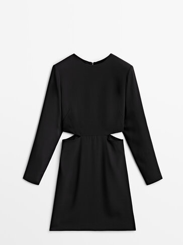 Κοντό μαύρο φόρεμα με κοψίματα στη μέση