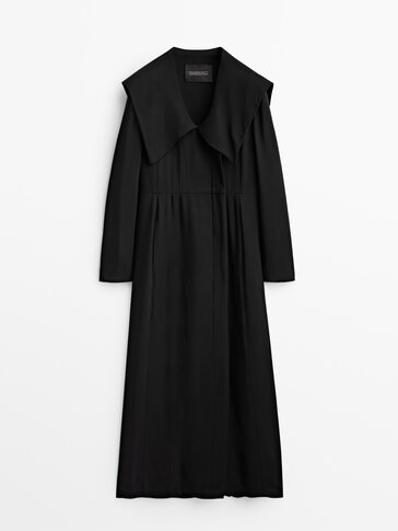 فستان أسود بتفصيل على الياقة بإصدار محدود
