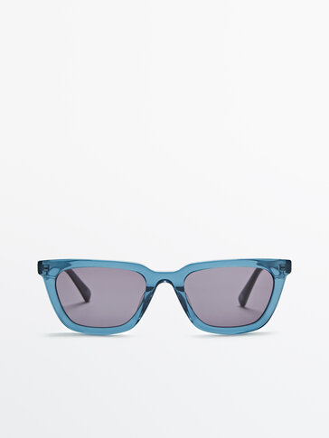 Saulesbrilles ar zilu plastmasas ietvaru