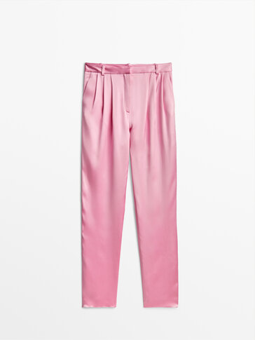 Różowe spodnie z satyny − Studio
