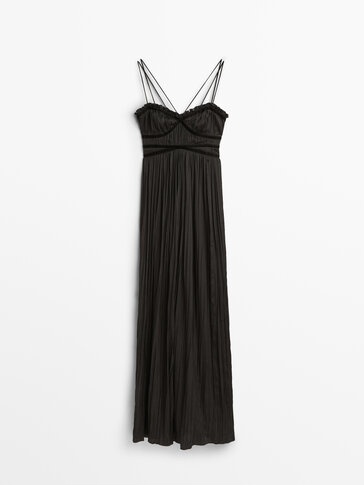 שמלה ארוכה בצבע שחור עם וולאנים - STUDIO