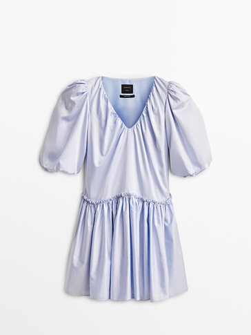 Sukienka o krótkim kroju z bufiastymi rękawami − Studio