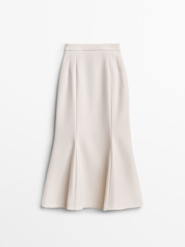 Fitted skirt with ruffled hem