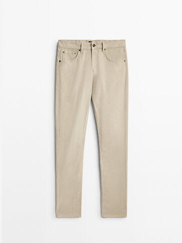 Priglundančios džinsų stiliaus kordinio velveto kelnės