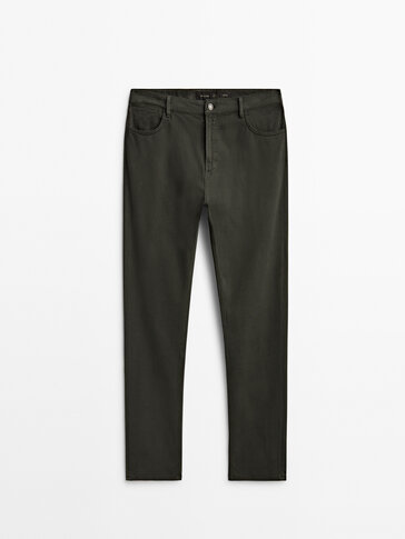 Spodnie w jeansowym stylu o kroju slim z drobną fakturą
