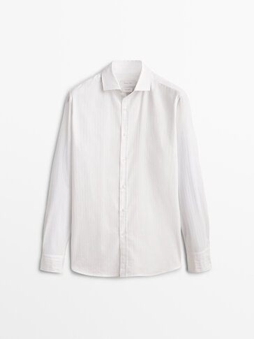 Camisa com estampado em espiga confecionada em 100% algodão slim fit