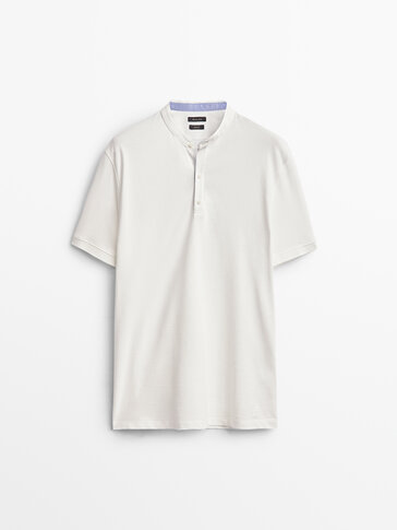 Polo krekls ar kontrastainu stāvu apkakli un īsām piedurknēm