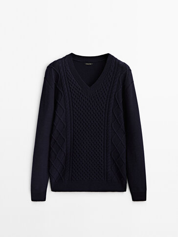 Sweter z warkoczowym splotem i dekoltem w serek Limited Edition