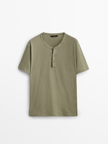 Short sleeve henley collar T-shirt