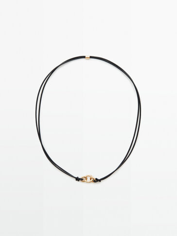 Krátký kožený náhrdelník s kovovým kroužkem