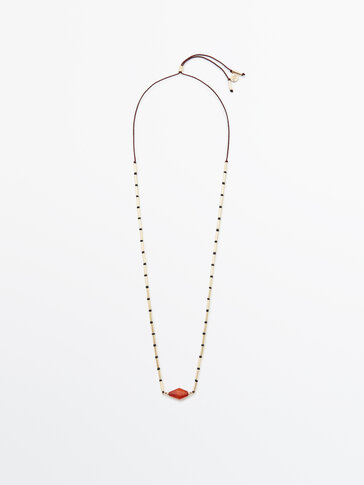 Short thread necklace with diamond-shaped stone