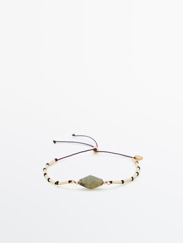 Thread bracelet with diamond-shaped stone