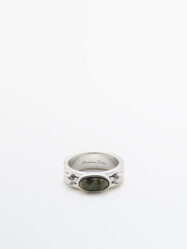 Prsten s ovalnim kamenom