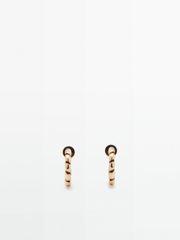 Small hoop earrings with contrast enamel