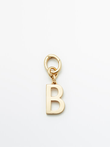 Gylden charm i form af bogstavet B