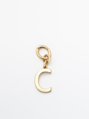 Gylden charm i form af bogstavet C