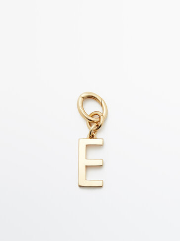 Gylden charm i form af bogstavet E