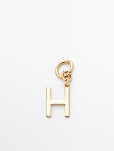 Gylden charm i form af bogstavet H