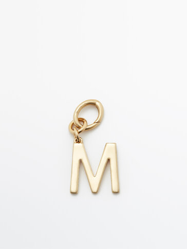 Gylden charm i form af bogstavet M