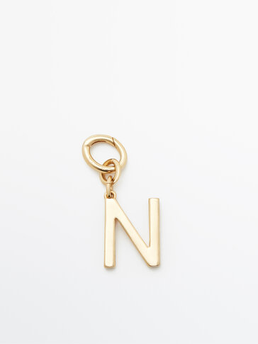 Gylden charm i form af bogstavet N