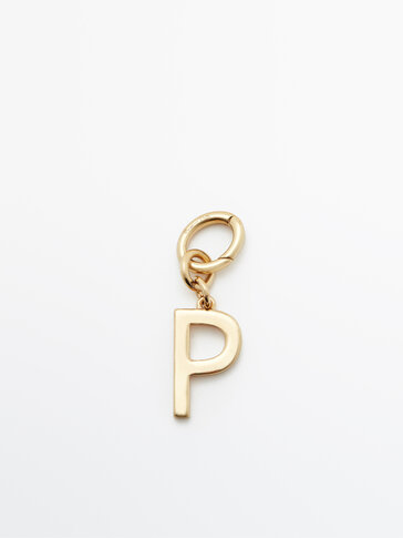 Gylden charm i form af bogstavet P