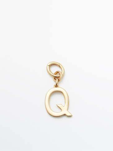 Gylden charm i form af bogstavet Q