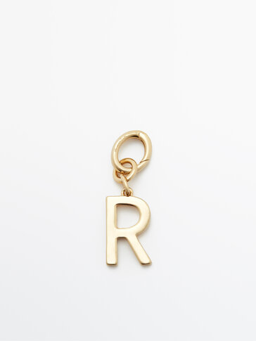 Gylden charm i form af bogstavet R