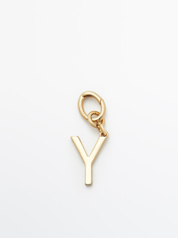 Gylden charm i form af bogstavet Y