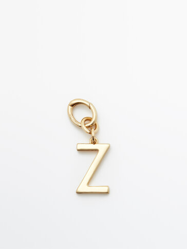 Gylden charm i form af bogstavet Z