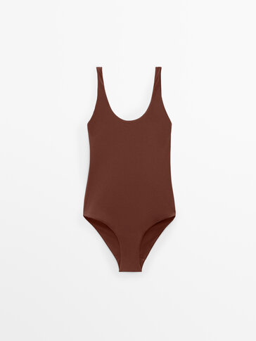 Jednodijelni kupaći kostim dubokog izreza na leđima