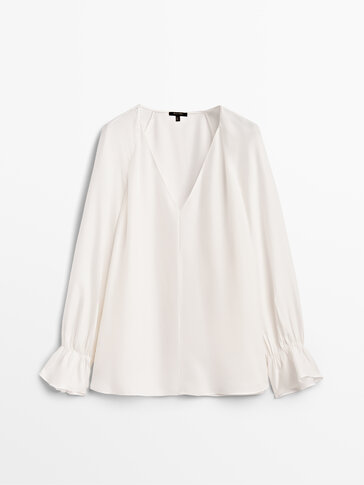 Flowing shirt with frilled cuffs