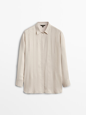 Loose-fitting shirt with pintuck detailing