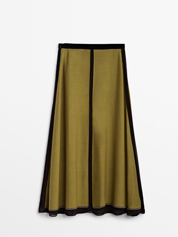 Lang nederdel med smykkestenspynt
