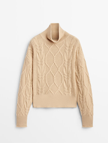 Vlnený sveter s vysokým golierom so zapletaným vzorom