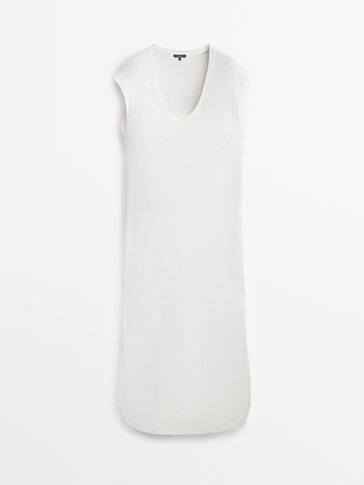 long white sleeveless shirt