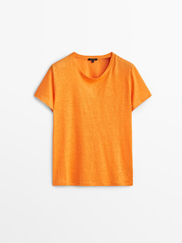 T-shirt com decote redondo confecionada 100% em linho