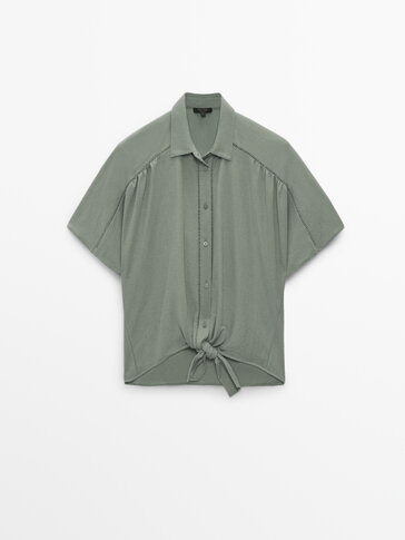 Блуза з вузликом і мереживним оздобленням