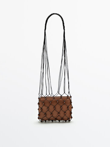 Мрежеста чанта с дървени топчета и плик-чанта от напа