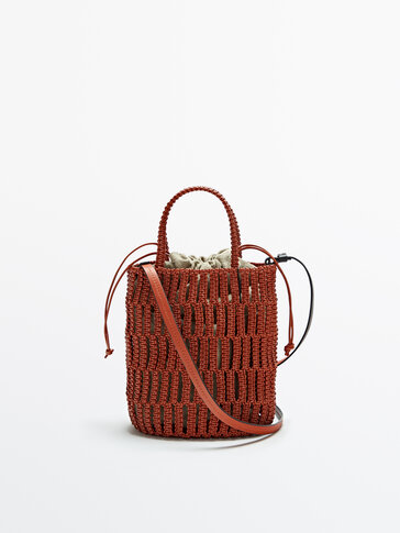 Чанта от плетена кожена с вътрешна чантичка от лен