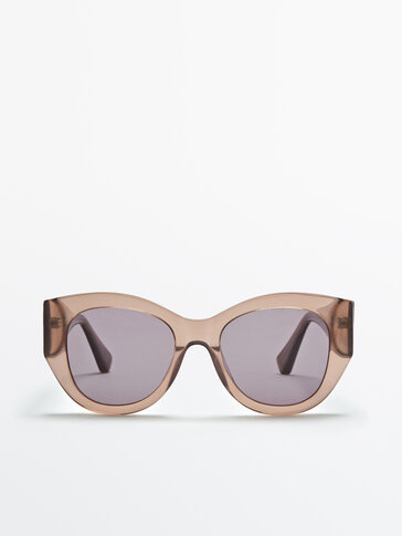 Объемные солнцезащитные очки в прозрачной коричневой оправе