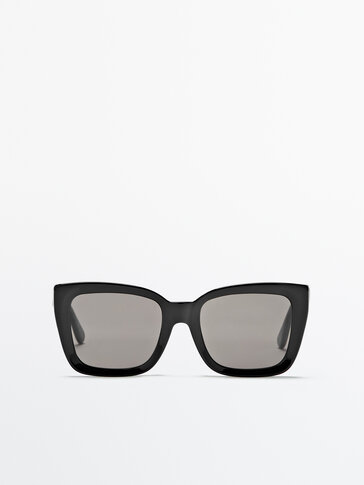 نظارات شمسية سوداء مربعة