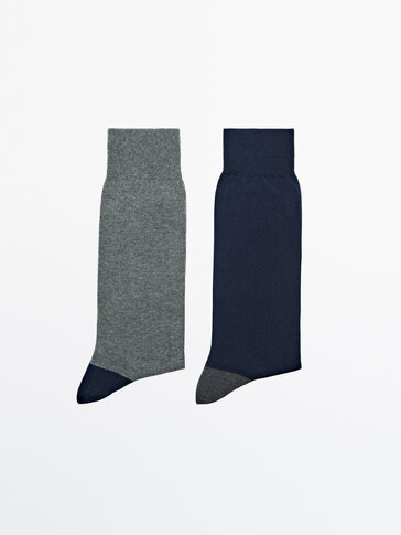 Balenie kontrastných bavlnených ponožiek