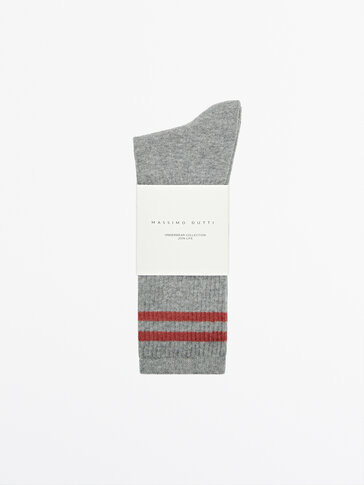 Ribbestrikkede sokker med stripe