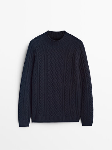 Kabelstrikket sweater i uld med lav rullekrave