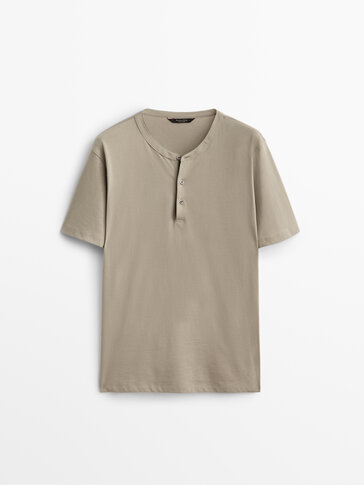 Short sleeve henley collar T-shirt