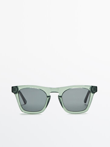 Kvadratiniai akiniai nuo saulės su plastikiniais rėmeliais