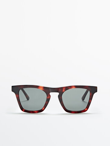 Square sunglasses with resin frames